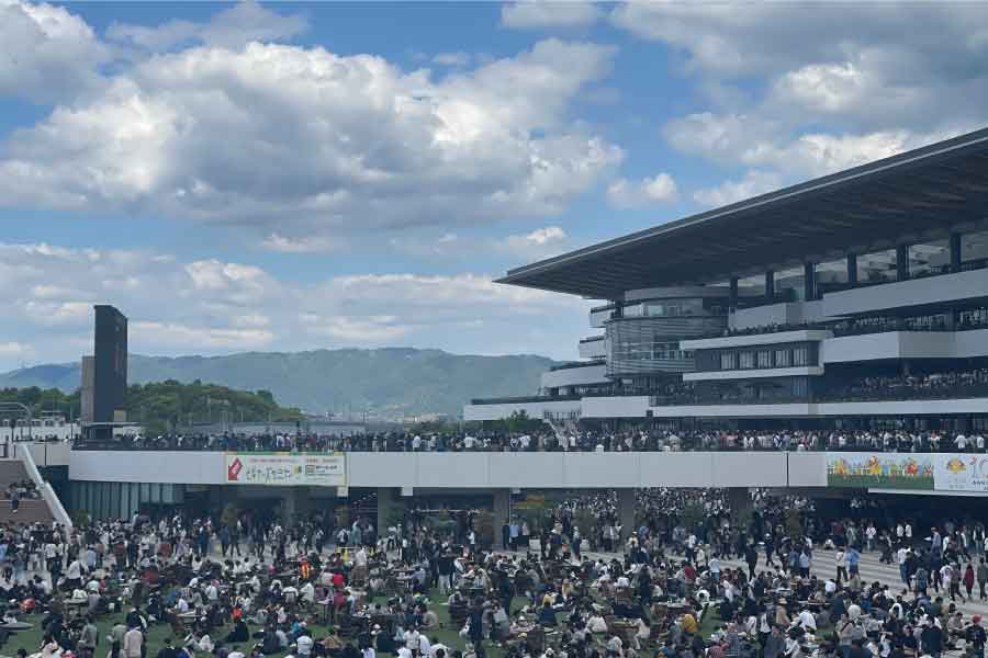 G1開催日の京都競馬場の賑わい